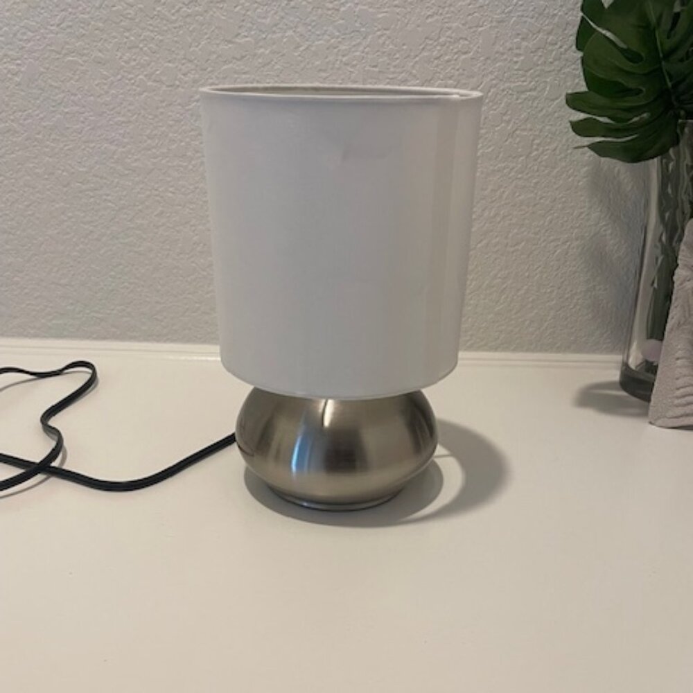 A mini touch table lamp - Picture 2 of 6